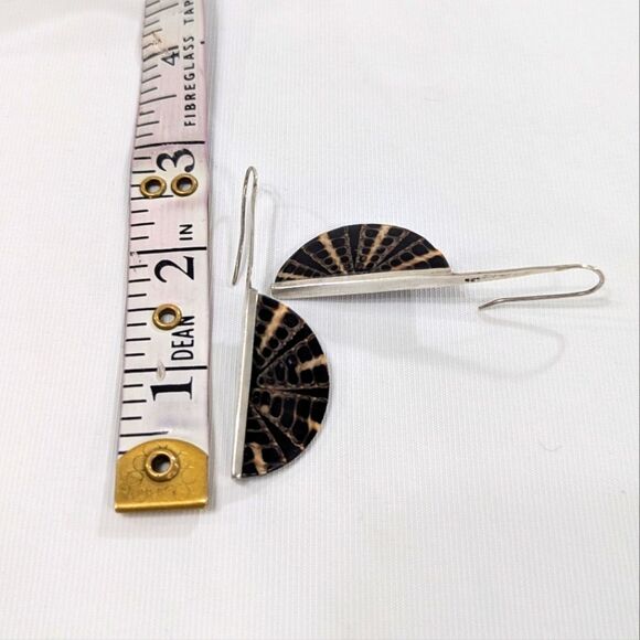 Handcrafted Minimalist Shell Earings - Picture 5 of 7